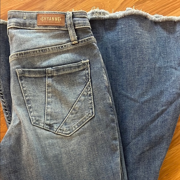 Shyanne bell bottom/flare jeans - Picture 5 of 8
